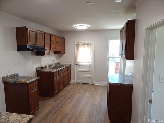 4th image of 2711 Cherry St