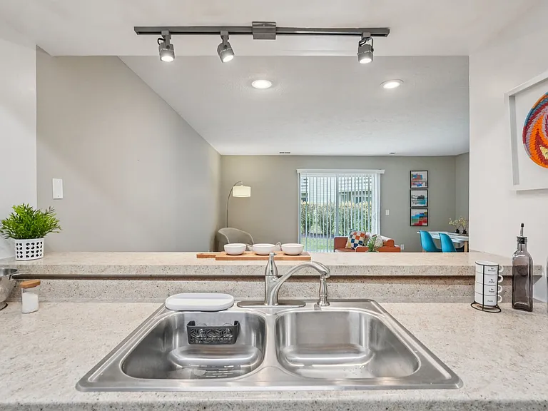 Pier 39 Apartments & Townhomes — Photo 42