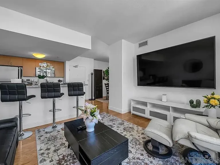 425 W Beech St #1556 — Photo 5