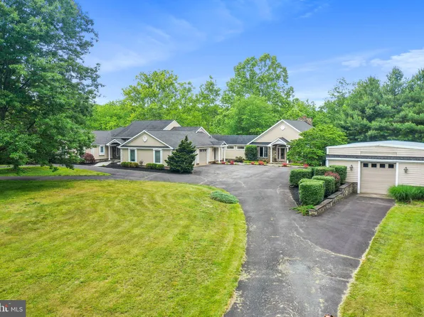 8887 Woodward Rd, Marshall, VA 20115