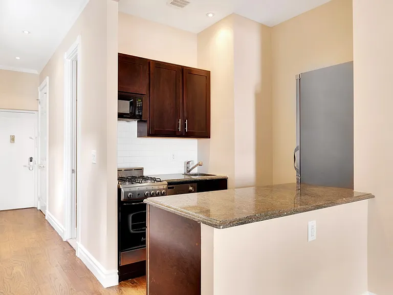 420 E 66th St #5C — Photo 4