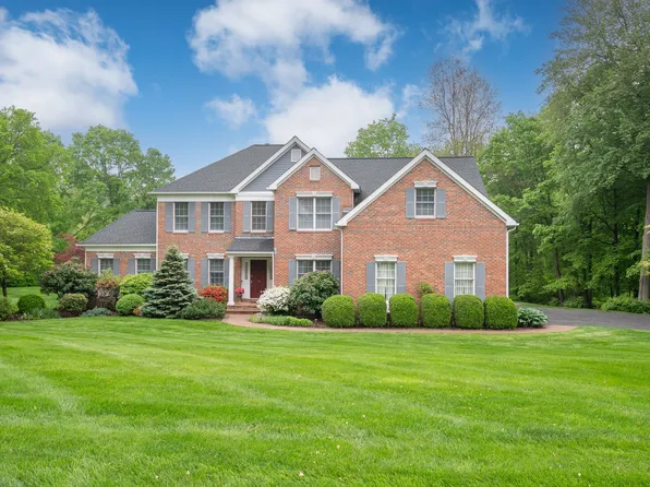 28 Whitewood Road, Newtown, CT 06470