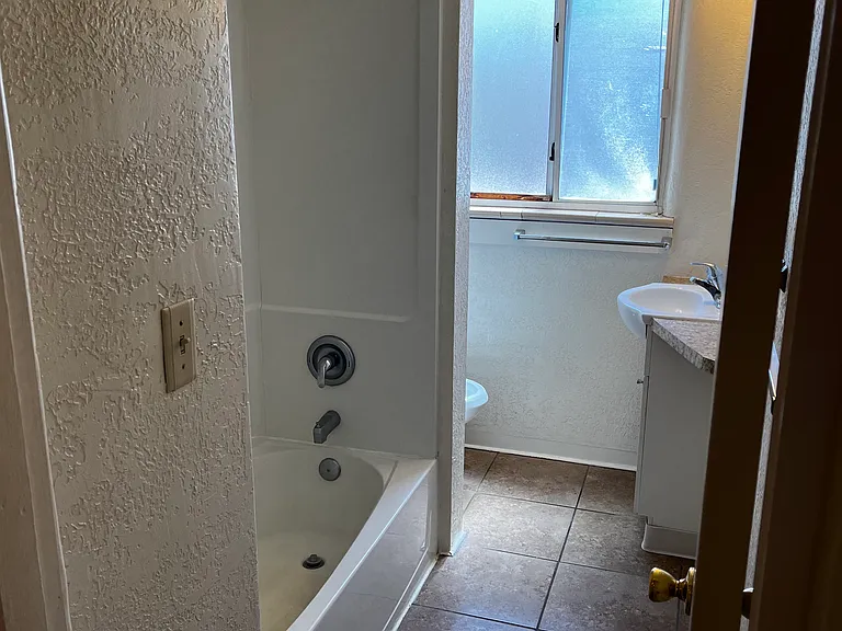 1238 Girard Blvd NE — Photo 4