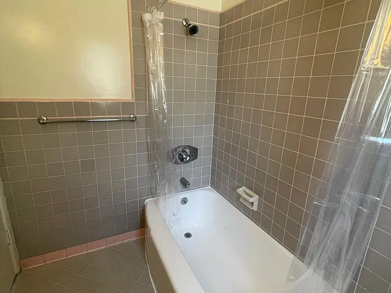 2232 N Beachwood Dr #14 — Photo 12