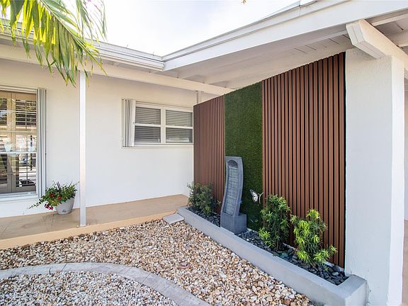 5th image of 925 SE 14th Avenue