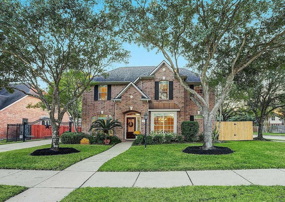 Welcome to 22723 Emily Park Lane located in the heart of Grand Lakes!