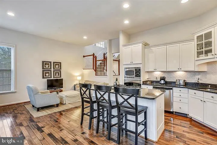22092 Avonworth Sq — Photo 7