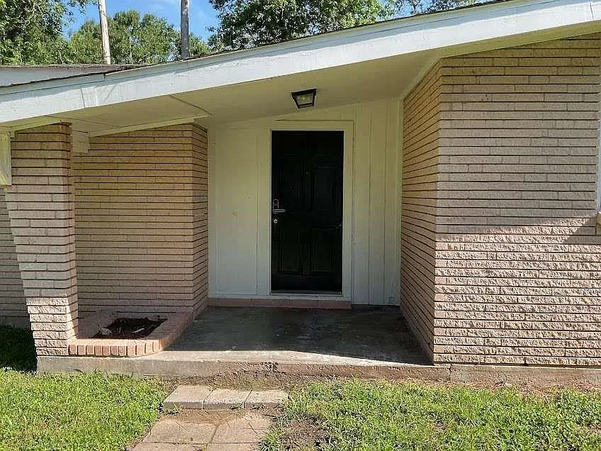 3 bed, 2.0 bath, 2077 sqft, $1,999 — Photo 3