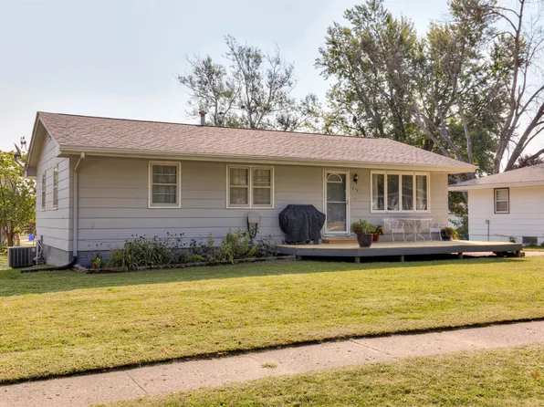 810 N 8th St, Indianola, IA 50125