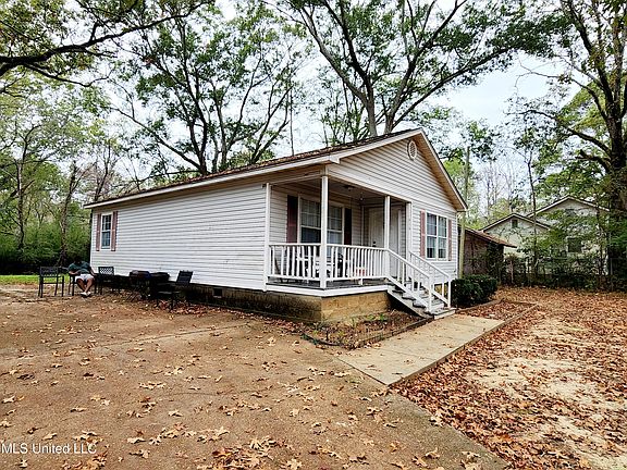 3rd image of 416 W Leavell Woods Dr