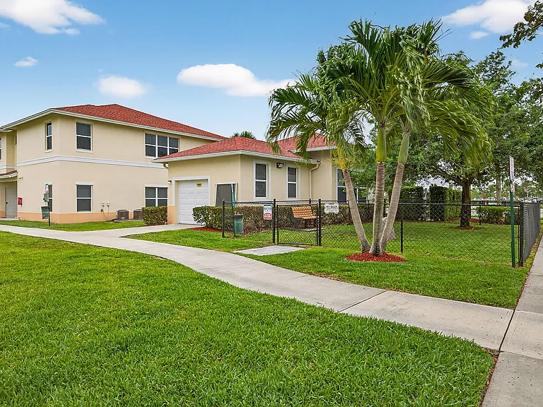 Mirage Bay Apartments — Photo 18