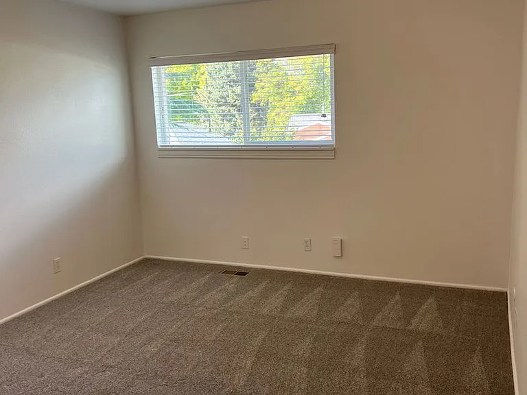 390 E 2700 S — Photo 27