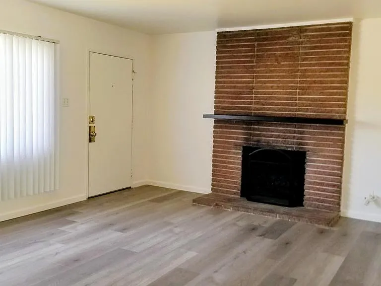 140 E Pearl St — Photo 2