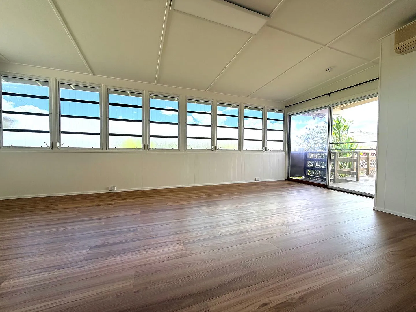 Newly Refreshed 3 Bedroom, 1.5 bathroom with Carport (Pearl City) — Photo 2