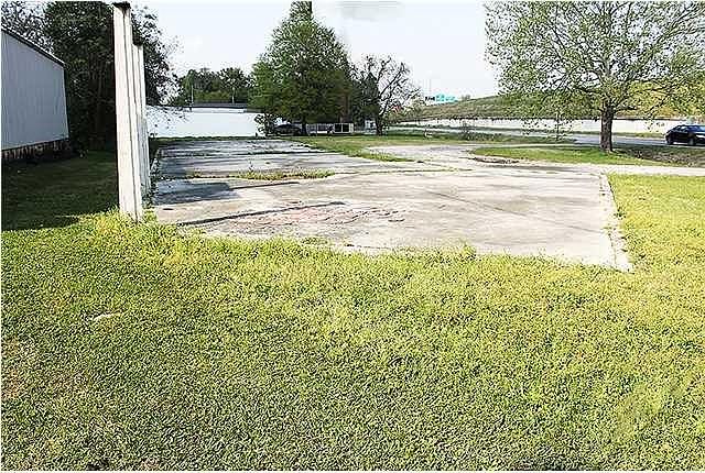 2nd image of 3600 Old Shell Rd