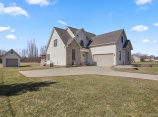 10102 Fenton Rd, Fenton, MI 48430