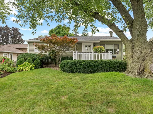 3113 Welshire Dr, Bettendorf, IA 52722