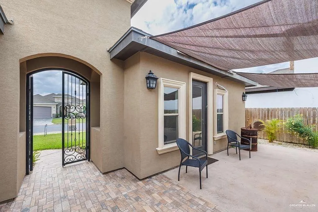 4 bed, 3.5 bath, 2010 sqft, $2,400 — Photo 2