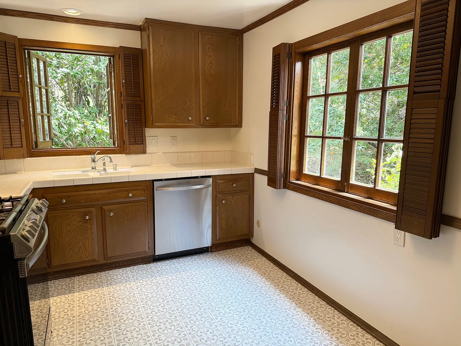 1031 Country Club Dr — Photo 2