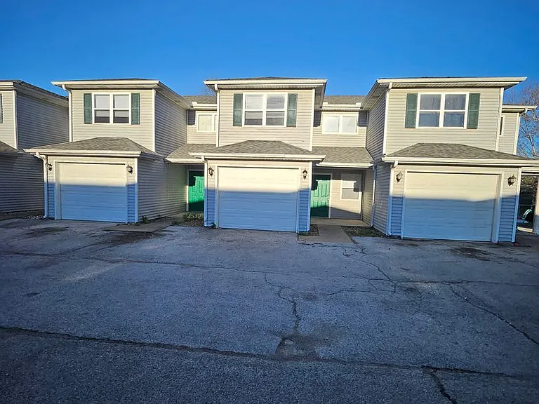 1100 W Crow St — Photo 2