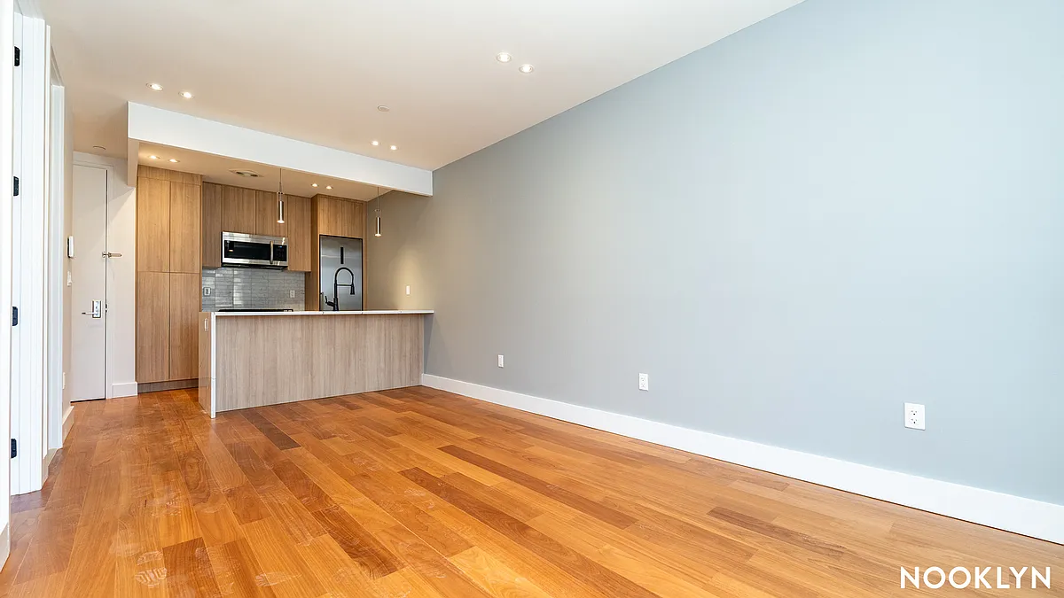 Building Photo - 675 E 32nd St #13