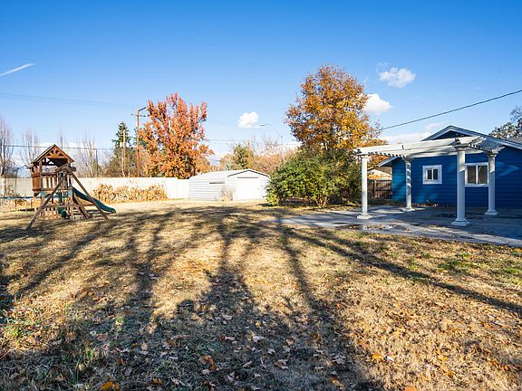 3rd image of 640 Oakdale Dr