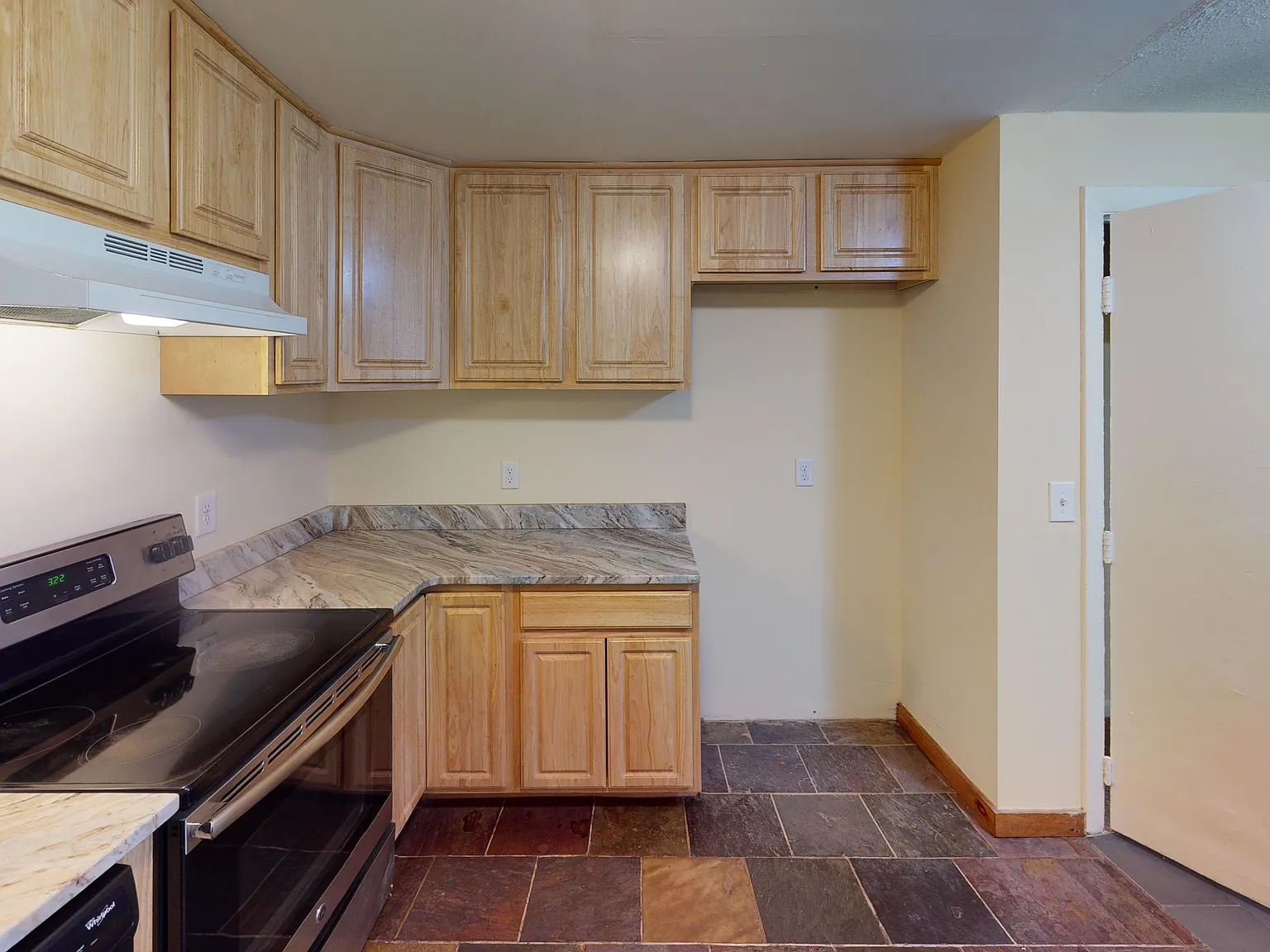 2 bed, 800 sqft, $2,025 — Photo 2