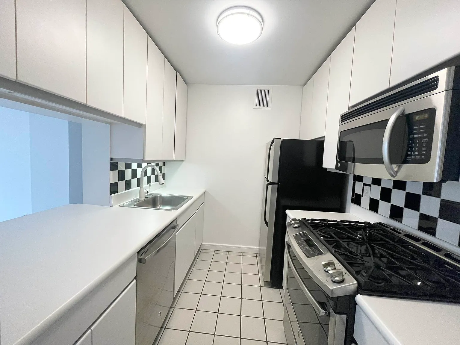 311 Greenwich Street — Photo 4