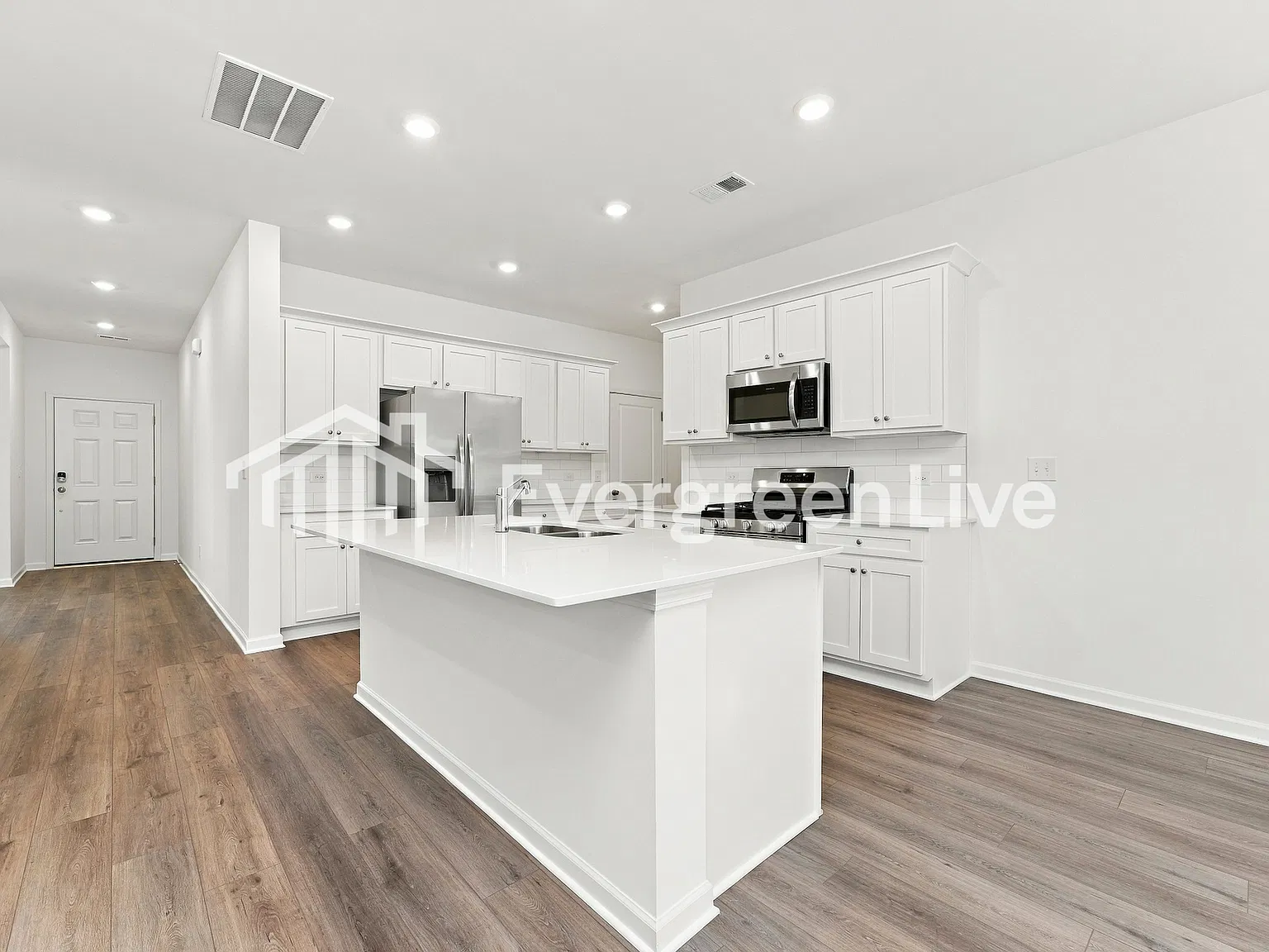 6 bed, 4.0 bath, 3010 sqft, $2,560 — Photo 3