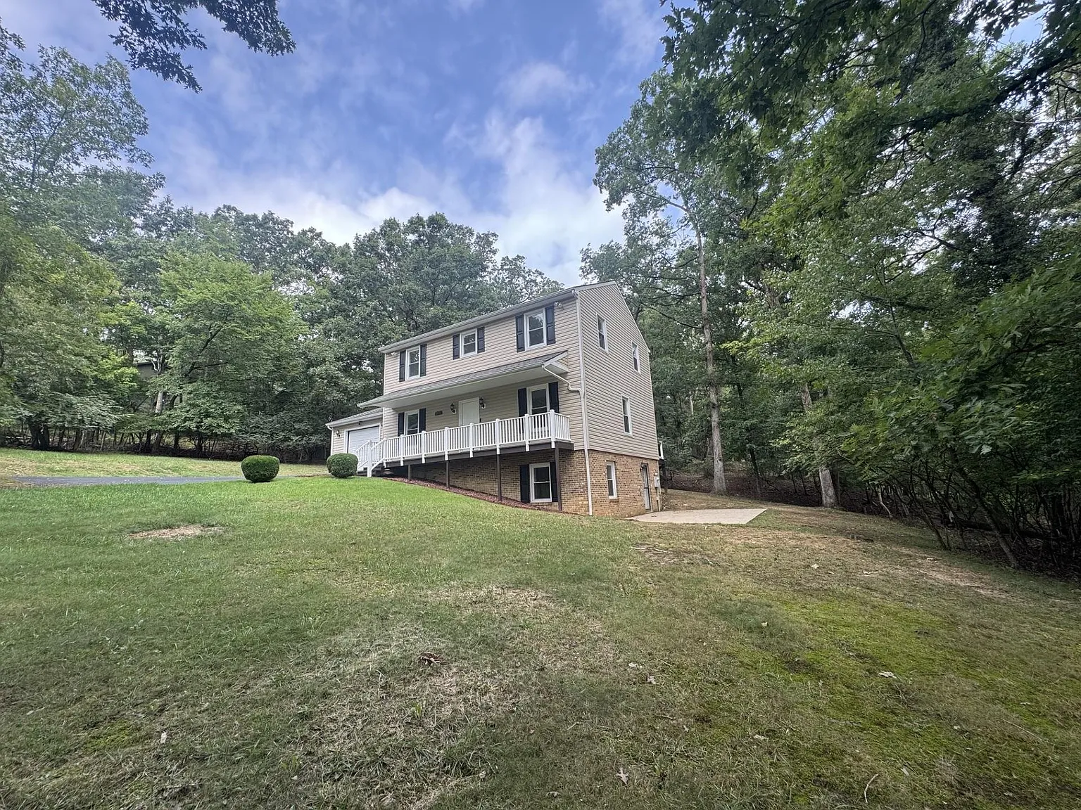 3 bed, 2.0 bath, 2344 sqft, $2,500 — Photo 2