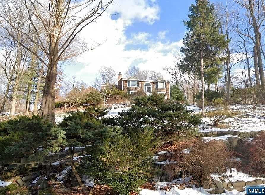 1st image of 47 Eisenhower Dr
