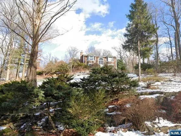 47 Eisenhower Dr, Cresskill, NJ 07626