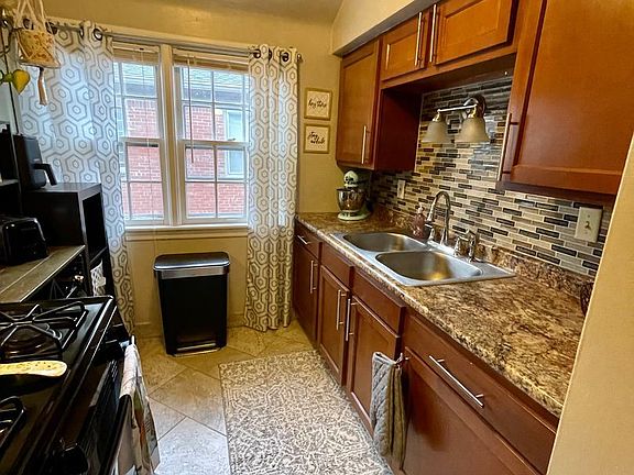 4th image of 840 E Henry Clay St #3
