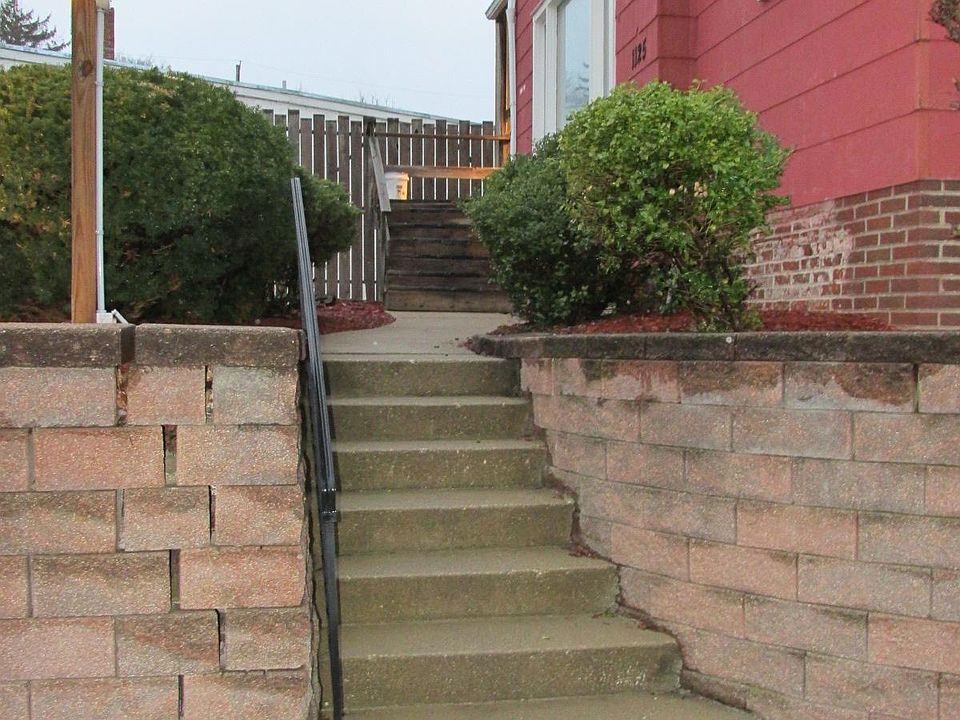Private entrance to 2nd floor apartment.