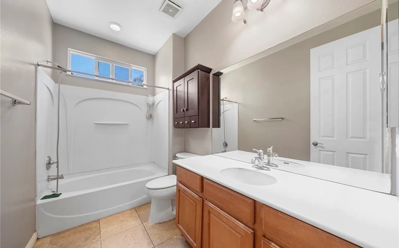 5 bed, 4230 sqft, $899 — Photo 2