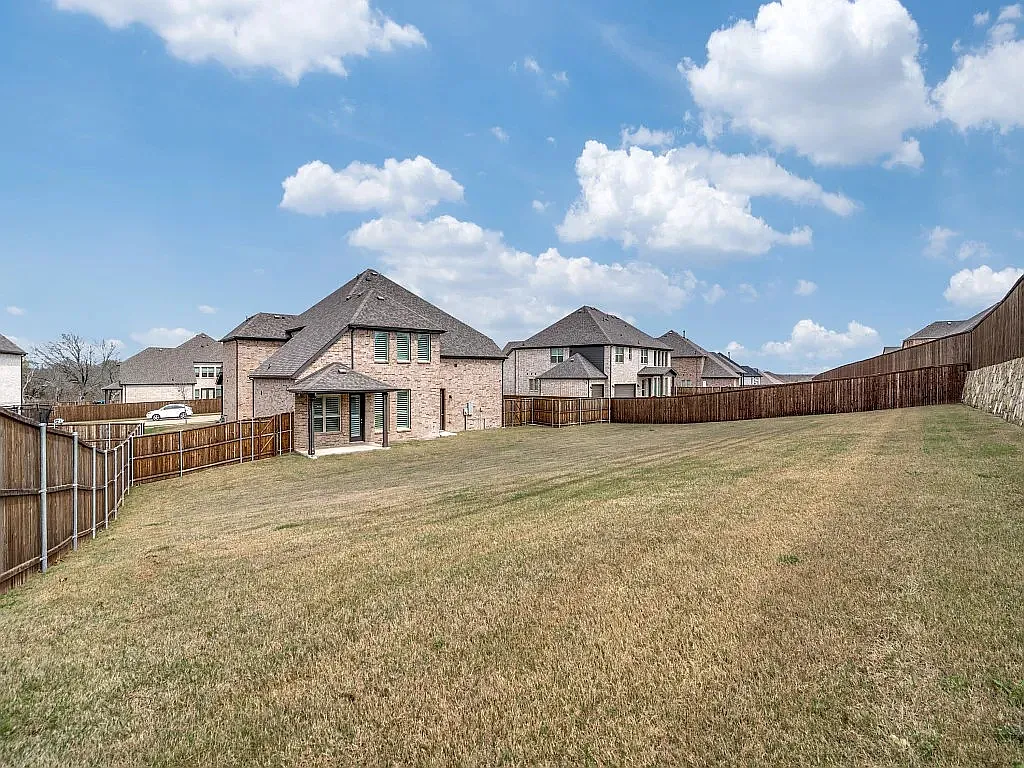 5 bed, 4.5 bath, 4086 sqft, $5,500 — Photo 3
