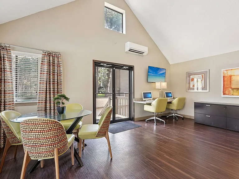 Las Palmas Apartments — Photo 43