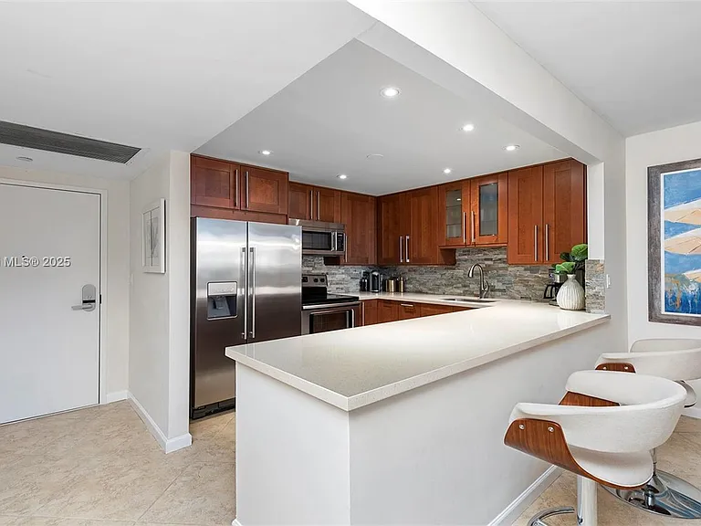 2301 Collins Ave #301 — Photo 10