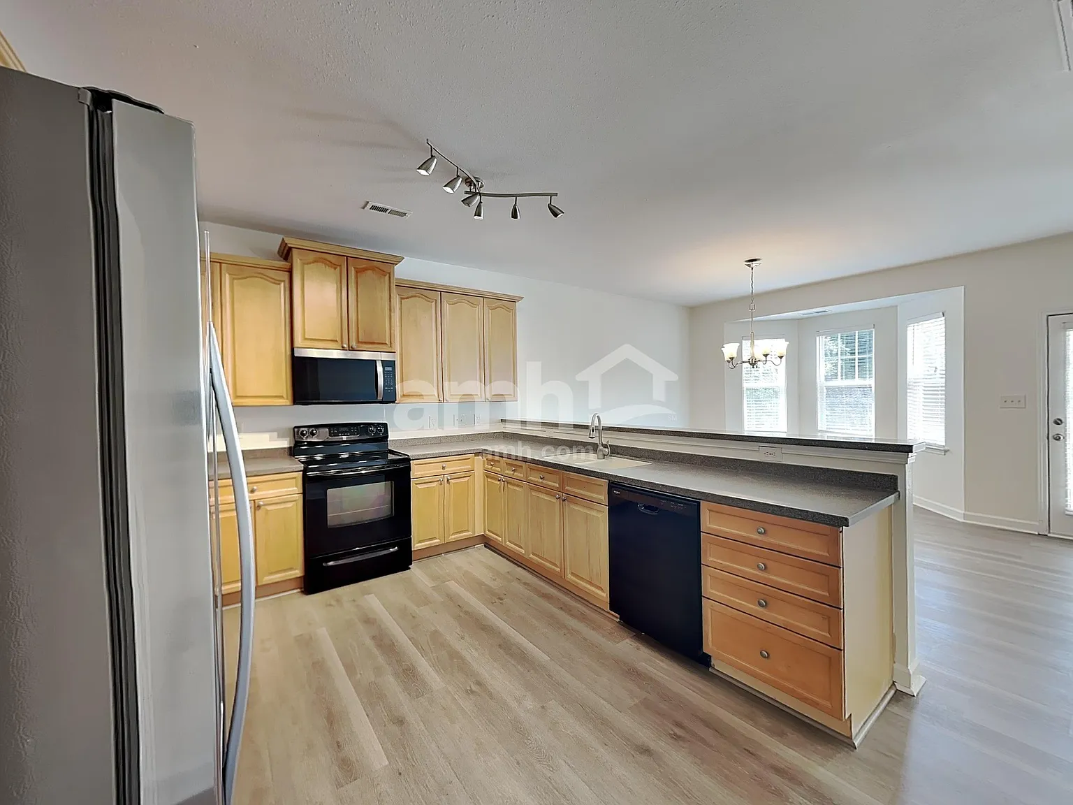 5 bed, 2.5 bath, 2915 sqft, $2,645 — Photo 3