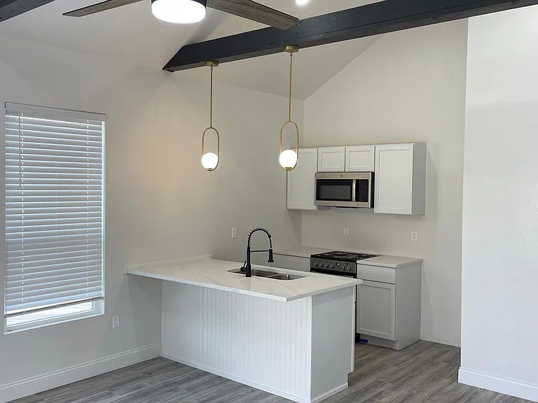 836 N Beckley Ave — Photo 2