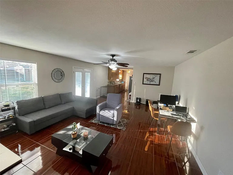 817 Bullock St — Photo 4