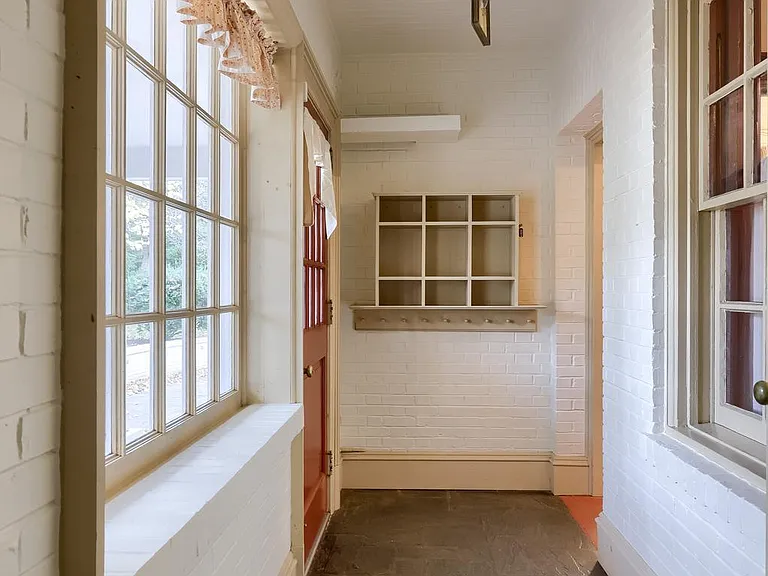 226 E Caracas Ave — Photo 25