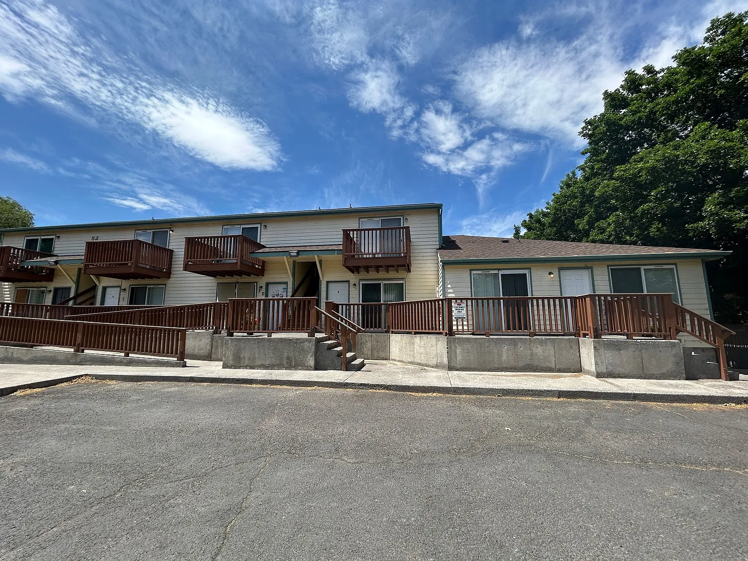 DeLaCruz 8th St Apartments — Photo 1