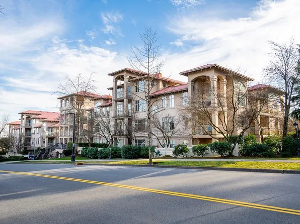 3176 Plateau Blvd #408, Coquitlam, BC V3E 3J2