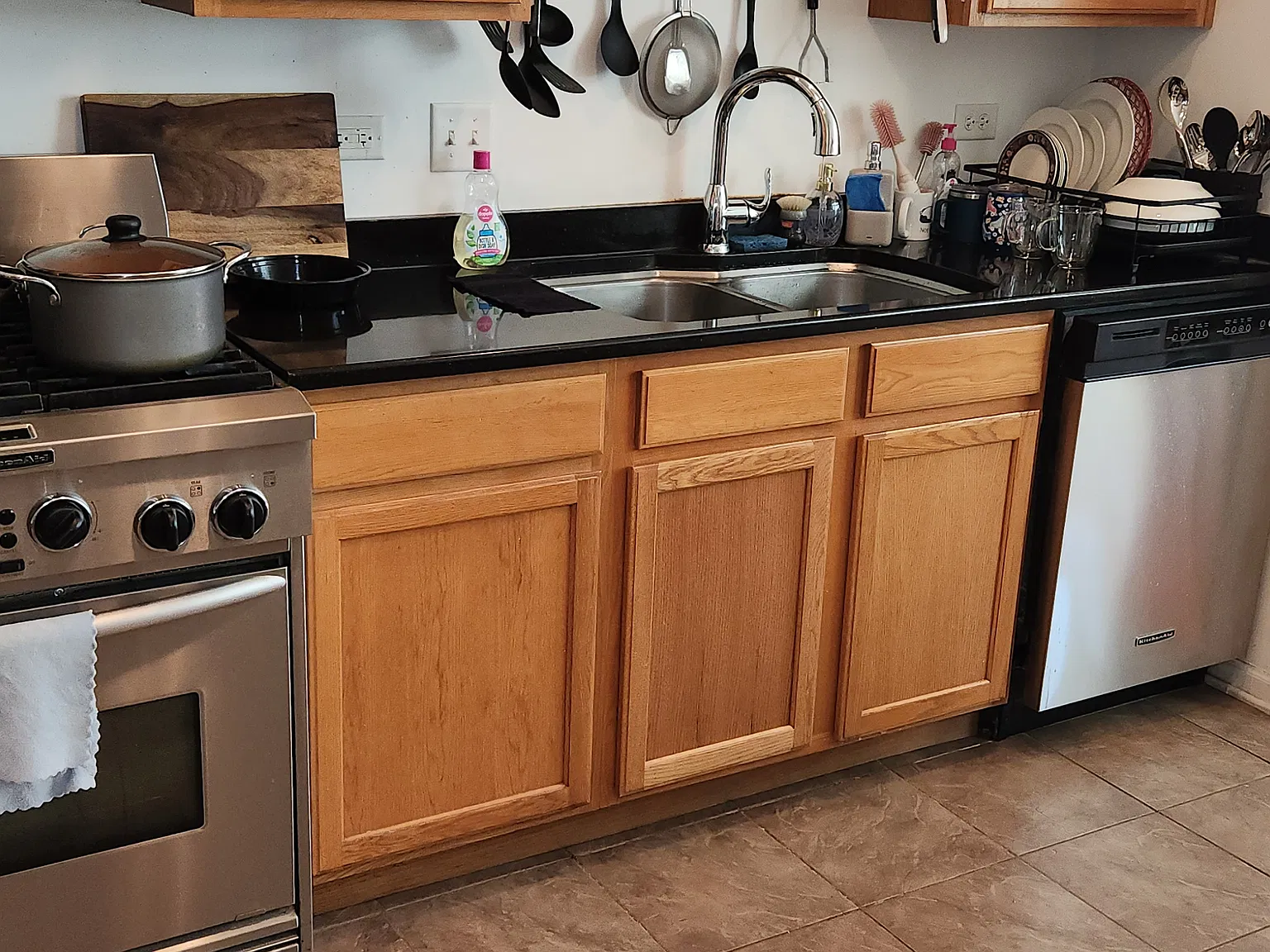 3 bed, 3.5 bath, 2250 sqft, $3,300 — Photo 3