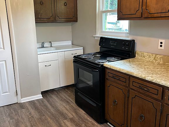2nd image of 999 Magnolia St