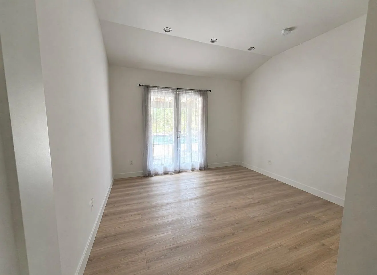 4 bed, 5000 sqft, $6,450 — Photo 3
