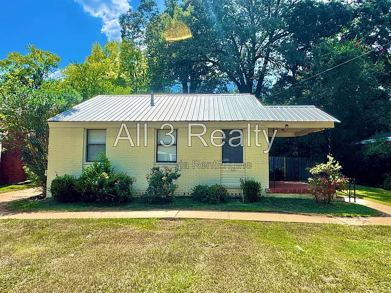 208 Bradley Dr — Photo 1