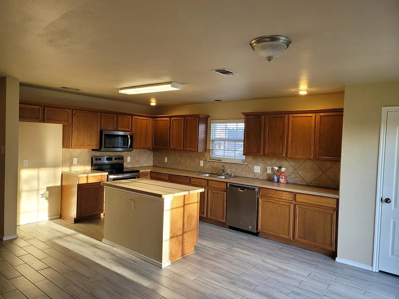 3 bed, 2354 sqft, $2,200 — Photo 3