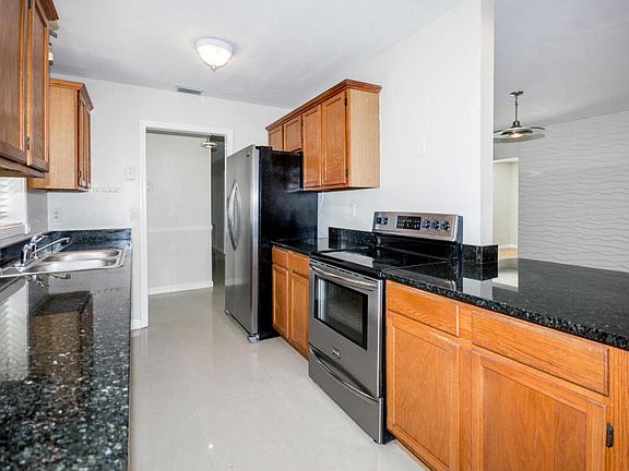 5th image of 713 Huckleberry Ln